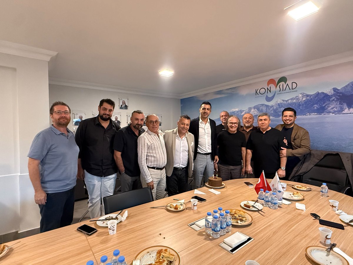 konysiad's tweet photo. Yönetim Kurulumuz  Ekim ayında yapılacak "Sonsuz Cumhuriyet" temalı yarışma ve olağan toplantımıza dair değerlendirmelerde bulundu. 
Toplantı sonrası YK Üyemiz Serkan Sürer'in aynı güne denk gelen doğum günü de kutlandı.
Kendisine sağlıklı ve başarılı nice yaşlar diliyoruz. https://t.co/6houR2UZvG
