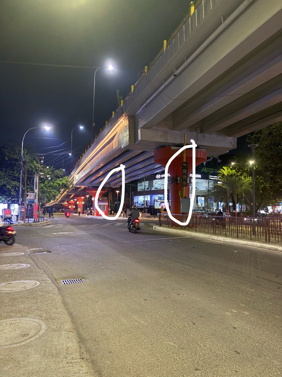 joe552048's tweet photo. @ChennaiTraffic a traffic signal located beside Kauvery Hospital in TTK Road has not been working for 2 weeks.. during peak hour heavy traffic comes in this stretch but vehicles are finding it difficult to cross. Kindly repair and operate the signal @ChennaiTraffic https://t.co/wlLJd3RnY8