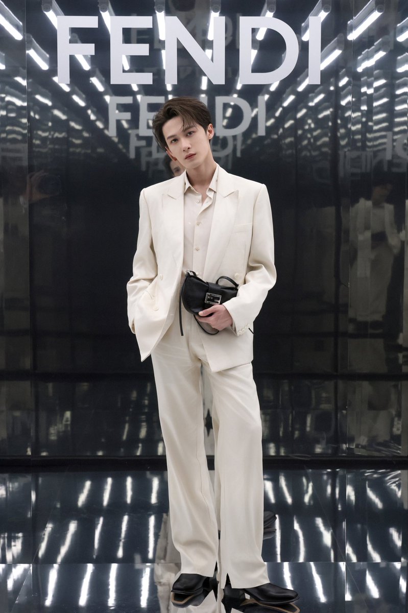 Fashion_Tsushin's tweet photo. 【ミラノコレ情報！「FENDI(フェンディ)」に
来場したセレブリティ！】

「FENDI(フェンディ)」2027年春夏のコレクション会場に、ブランドアンバサダーを務めるアーティストで俳優の目黒蓮をはじめ、ジャパンブランドアンバサダーを務めるTWICEおよびMISAMOのMINA、Stray Kidsのバンチャン、俳優のモニカ・ベルッチなど、各国のブランドアンバサダーが来場！✨

@Fendi #FENDI

#目黒蓮 #MINA #BangChan #MFW