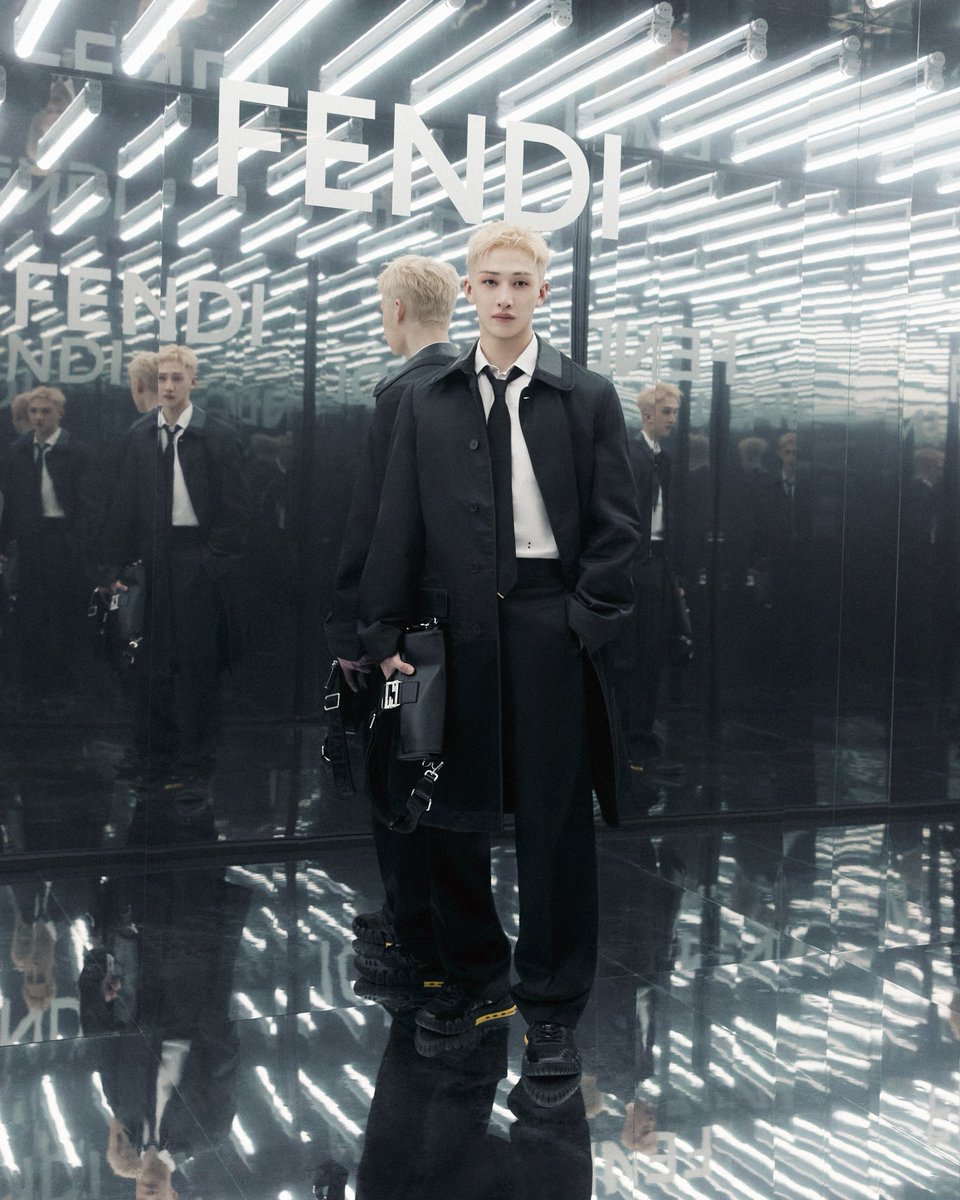 Fashion_Tsushin's tweet photo. 【ミラノコレ情報！「FENDI(フェンディ)」に
来場したセレブリティ！】

「FENDI(フェンディ)」2027年春夏のコレクション会場に、ブランドアンバサダーを務めるアーティストで俳優の目黒蓮をはじめ、ジャパンブランドアンバサダーを務めるTWICEおよびMISAMOのMINA、Stray Kidsのバンチャン、俳優のモニカ・ベルッチなど、各国のブランドアンバサダーが来場！✨

@Fendi #FENDI

#目黒蓮 #MINA #BangChan #MFW