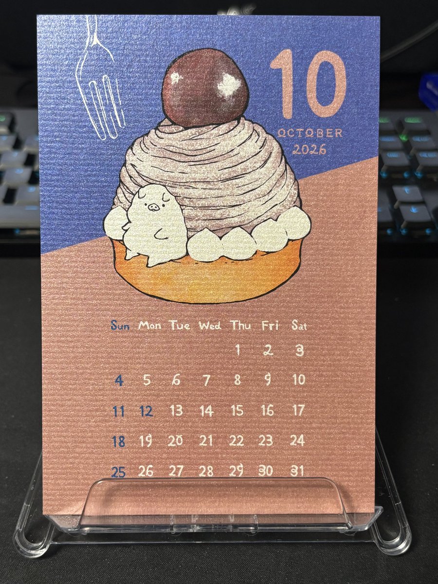 kitchen_ultima's tweet photo. 10月になったので、前髪ぱっつんさんのブタさんカレンダーを更新🆙🗓️

毎月変わる紙は、今月はボール紙みたいな凸凹した感触の紙

ブタさんがふわふわクリームに「ｽﾞﾓｯ」って感じで埋もれているのが大変かわいい(●´ω｀●) https://t.co/1HeIsFJQhf