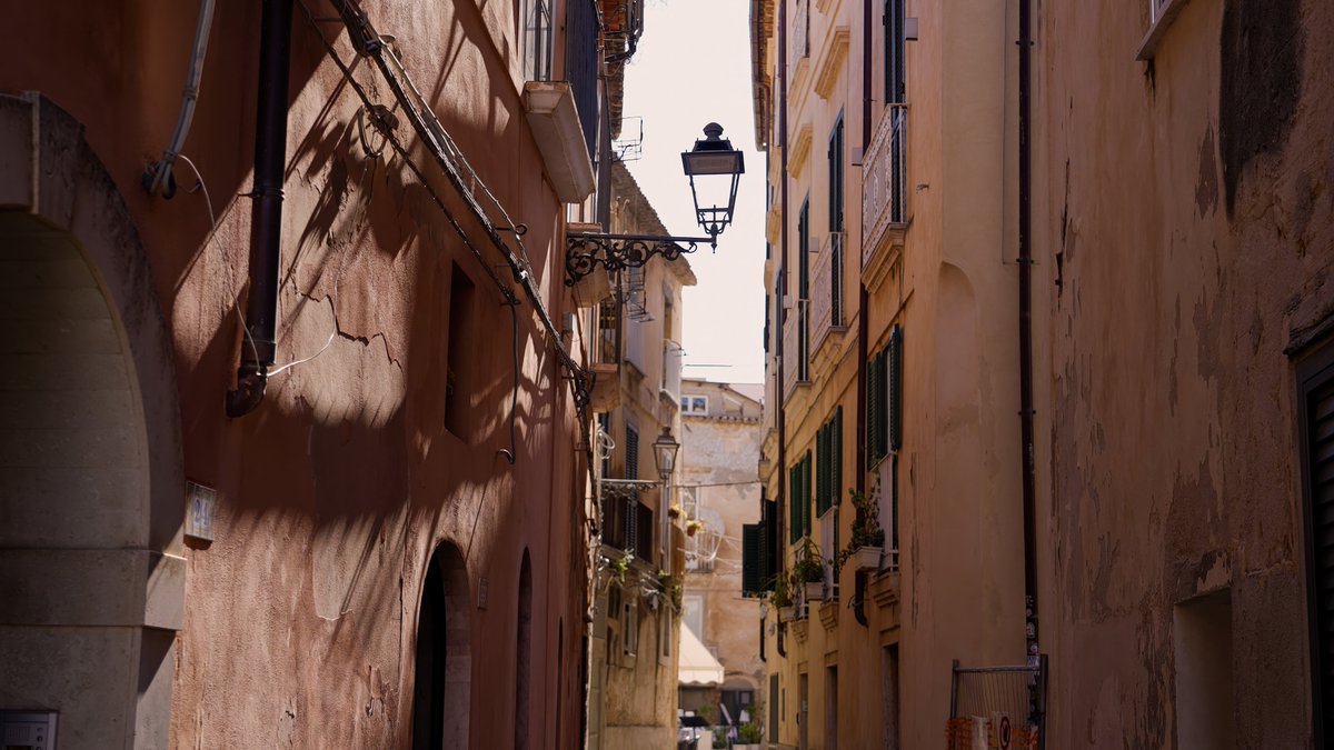ItalyMagazine's tweet photo. Calabria is a favorite destination among Italians, even in October. While they may stick mostly to the beaches, there are often seaside villages to explore, best enjoyed in the late afternoon in the sunset light, after some sunny, fall hours at the beach: https://t.co/bjZgszHcq5 https://t.co/IUMXFU0bJG