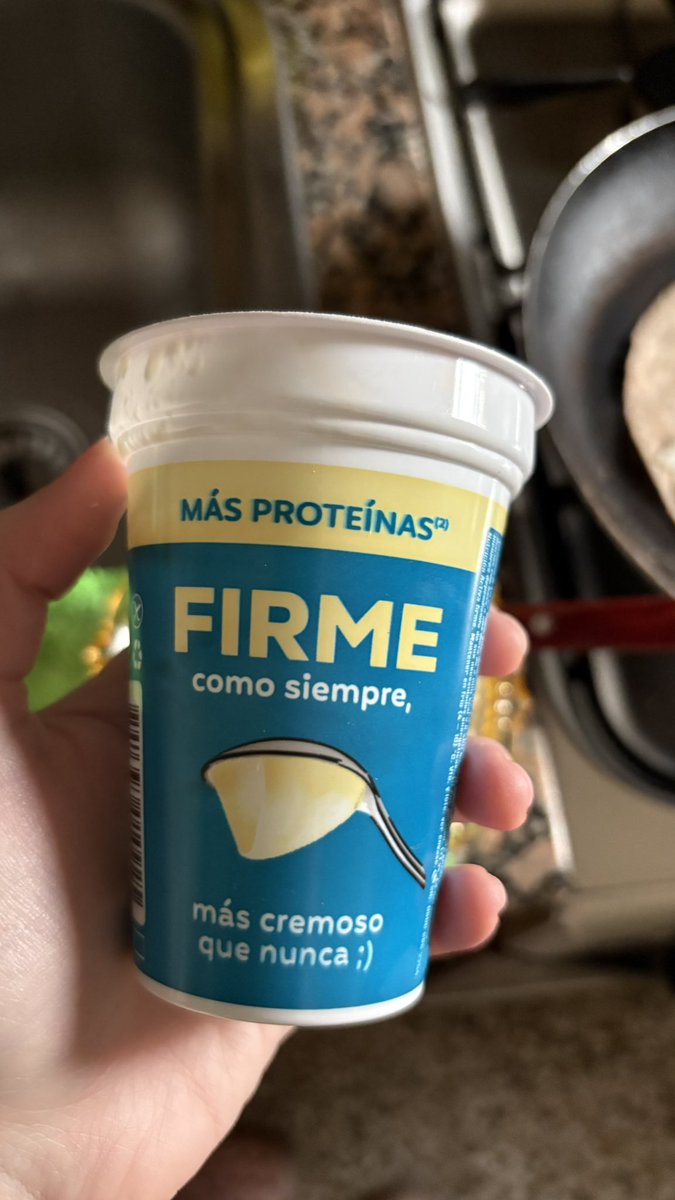 caroolordi's tweet photo. alguien que le pida a los forros de la serenisima que si van a inventar 28 tipos de yogur griego que al menos no hagan todos los envases iguales, acabo de comprar esta asquerosidad bautizada como yogur griego FIRME  ???? https://t.co/Hm7umqJTR8
