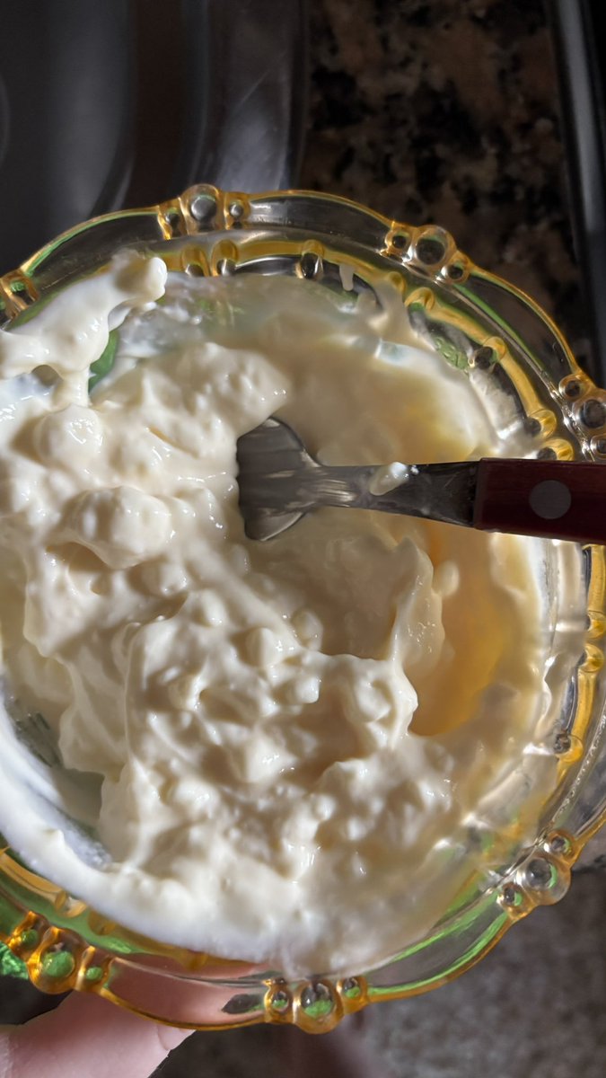 caroolordi's tweet photo. alguien que le pida a los forros de la serenisima que si van a inventar 28 tipos de yogur griego que al menos no hagan todos los envases iguales, acabo de comprar esta asquerosidad bautizada como yogur griego FIRME  ???? https://t.co/Hm7umqJTR8