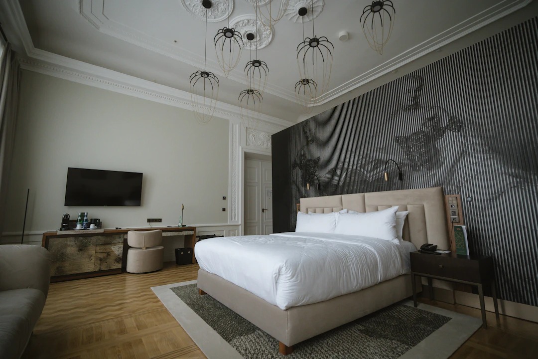 kanaya02's tweet photo. Madrid’s 3-star hotels average an 8. 8 guest score, outperforming 4-star hotels at 8. 5. Nha Trang, Buenos Aires, Abu Dhabi, and Naples show the same pattern. Stars measure amenities, not satisfaction. When did a modest hotel beat a fancy one? https://t.co/BgVp5ipjqR