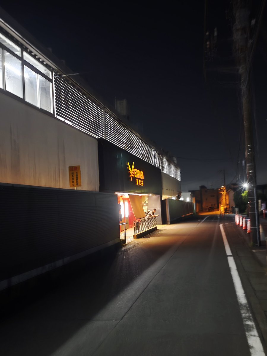 senn_1498's tweet photo. 日本で一番イカしてるとウワサのサービスエリアに来た https://t.co/MlGt8EUfx6