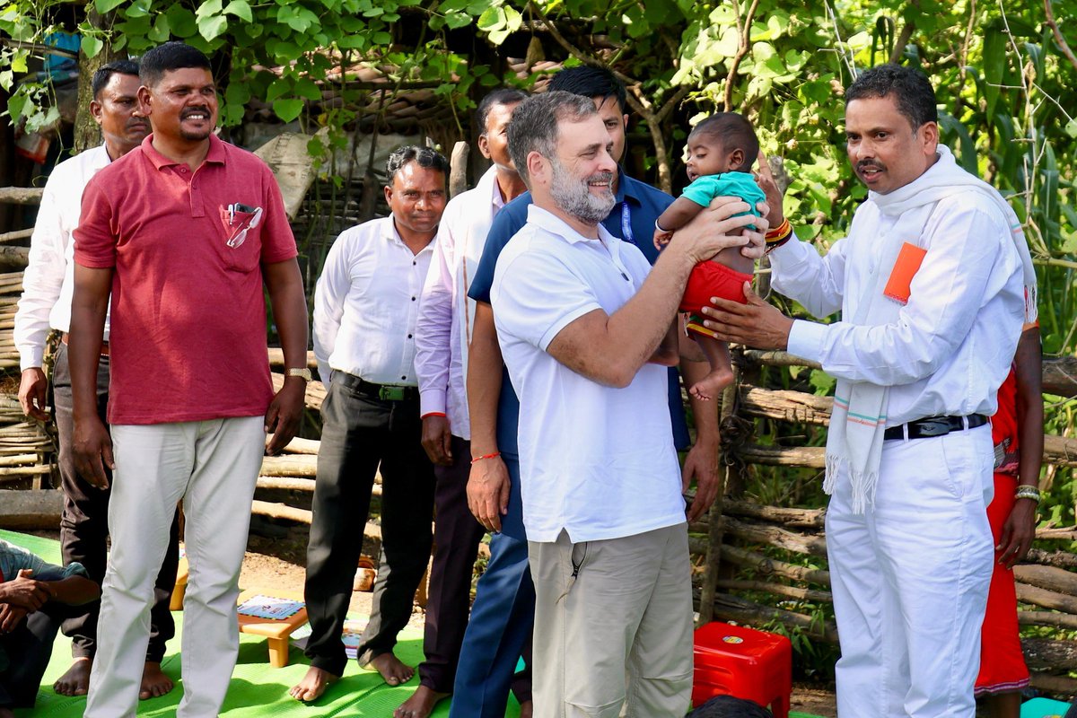 srinivasiyc's tweet photo. नेता विपक्ष श्री @RahulGandhi आज बालाघाट के जगला गांव में आदिवासी परिवारों के बीच पहुंचे हैं।

पिछले कुछ समय में यहां आदिवासी परिवारों के 30 से ज्यादा बच्चों ने कुपोषण और मलेरिया-मीजल्स जैसी बीमारियों के कारण दम तोड़ दिया।

राहुल गांधी जी ने यहां पीड़ित परिवारों से मुलाकात कर उन्हें हिम्मत दी और उनकी समस्याओं को मजबूती से उठाने का वादा किया।

📍 मध्य प्रदेश