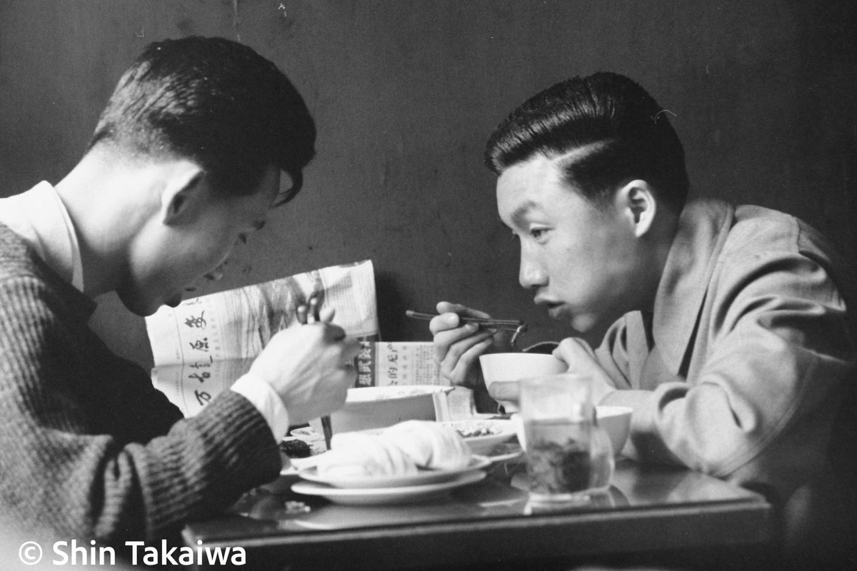 yamambaaa's tweet photo. 今年亡くなった祖父（カメラマン）が遺した、文革直前の中国の写真たちはどう扱うのが一番いいのだろう？　キャプションや日付とともにネガで残っていて、デジタルスキャンして写真は1600枚以上。なんとカラー写真もある。1966年当時の紫禁城や上海外灘、武漢大や人民公社、延安に西安、香港など幅広い地域の人物写真が残っている。現代中国史研究者の方には一人お見せしている。朱徳、康生、賀龍など歴史的人物も写っているようだ。
個人的にはより多くの人の目に留まって、有意義な使われ方をしてほしいので悩みどころ。ウィキメディアコモンズ？　インターネットアーカイブ？
