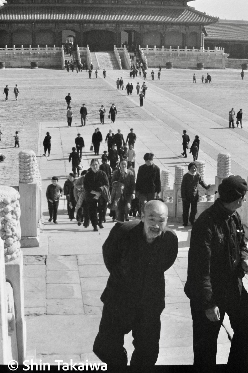 yamambaaa's tweet photo. 今年亡くなった祖父（カメラマン）が遺した、文革直前の中国の写真たちはどう扱うのが一番いいのだろう？　キャプションや日付とともにネガで残っていて、デジタルスキャンして写真は1600枚以上。なんとカラー写真もある。1966年当時の紫禁城や上海外灘、武漢大や人民公社、延安に西安、香港など幅広い地域の人物写真が残っている。現代中国史研究者の方には一人お見せしている。朱徳、康生、賀龍など歴史的人物も写っているようだ。
個人的にはより多くの人の目に留まって、有意義な使われ方をしてほしいので悩みどころ。ウィキメディアコモンズ？　インターネットアーカイブ？