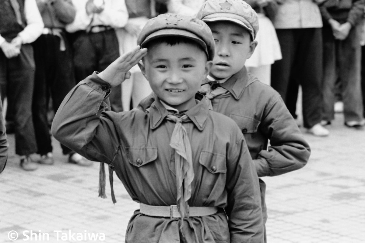 yamambaaa's tweet photo. 今年亡くなった祖父（カメラマン）が遺した、文革直前の中国の写真たちはどう扱うのが一番いいのだろう？　キャプションや日付とともにネガで残っていて、デジタルスキャンして写真は1600枚以上。なんとカラー写真もある。1966年当時の紫禁城や上海外灘、武漢大や人民公社、延安に西安、香港など幅広い地域の人物写真が残っている。現代中国史研究者の方には一人お見せしている。朱徳、康生、賀龍など歴史的人物も写っているようだ。
個人的にはより多くの人の目に留まって、有意義な使われ方をしてほしいので悩みどころ。ウィキメディアコモンズ？　インターネットアーカイブ？