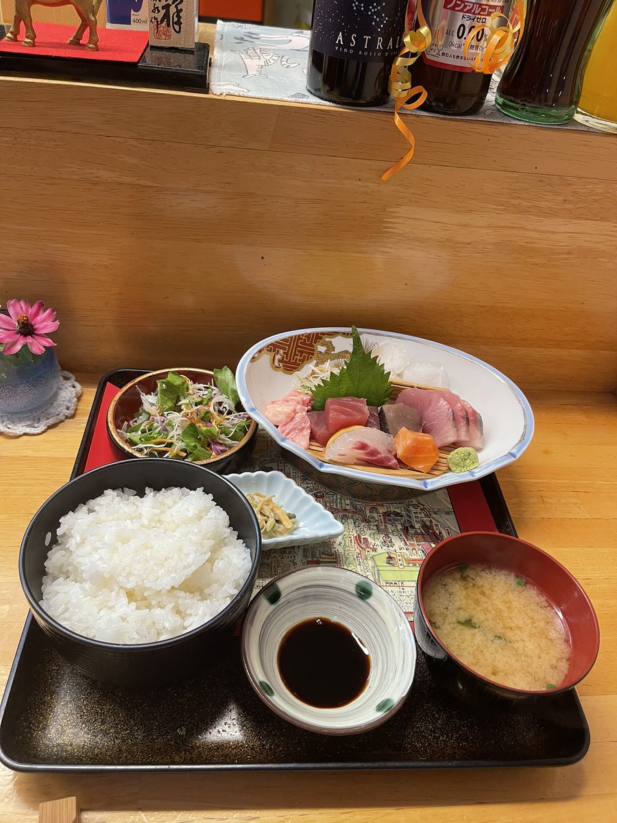 orutanayui's tweet photo. 本日の昼食。
両方食べました＼(^^)／
鯨のさえずりを付けてくれました。
美味しかった。 https://t.co/R1QFan0Ez7