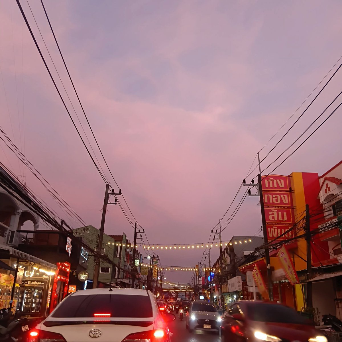 Emotion392572's tweet photo. เบื่อรถติด. หิวข้าว🚗😵‍💫🤤 #ภูเก็ต https://t.co/QEOUnWAULl