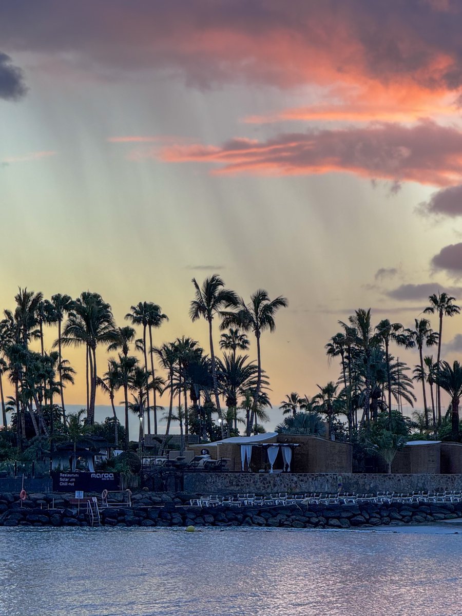 Meireeferreira's tweet photo. Sometimes in January, Gran Canaria’s sky darkens and rain begins. Minutes later, clouds break, the sun returns, the ocean sparkles, and streets dry fast. Even rain here is just a brief pause before eternal summer. https://t.co/WJyRAo5klw
