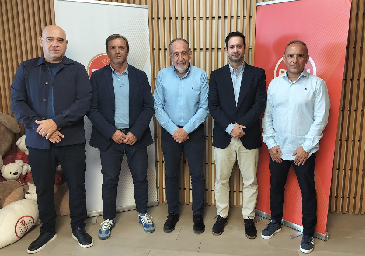 RFFM_oficial's tweet photo. 🤝 La RFFM firma un acuerdo marco con CSTS Enterprises para desarrollar cursos de formación en China y otros países de Asia.

📸 @PacoDiezRFFM junto al presidente del Comité de @EntrenadoRffm, Antonio Ruiz, y el Director de Operaciones Deportivas de CSTS, Joaquín Rodríguez. https://t.co/PYeMdCSGhU