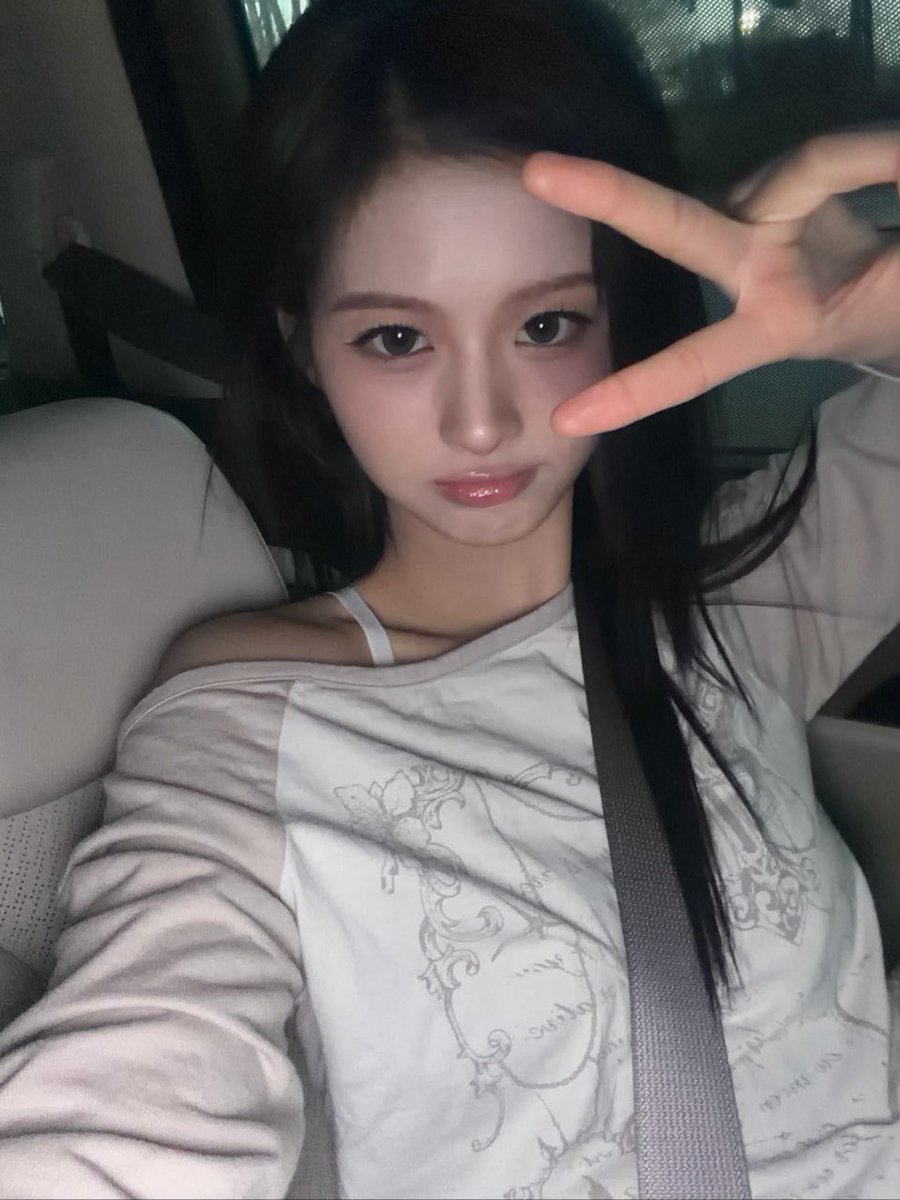 _zip2026's tweet photo. 📁 zip님이 드리는 ABLY 전상품 5% 쿠폰  
- 쿠폰 바로 등록 : https://t.co/yG9s1S9059   

📁 엔믹스 설윤 가성비 손민수.zip 
- 3만원대 힙한 오프숄더티 🪽

🔗 [오드스튜디오] 오프숄더 래글런 롱 슬리브
https://t.co/AeYXGyRTv4
https://t.co/DdVNNcjwMa

#SULLYOON #NMIXX https://t.co/22z6Cfku0D