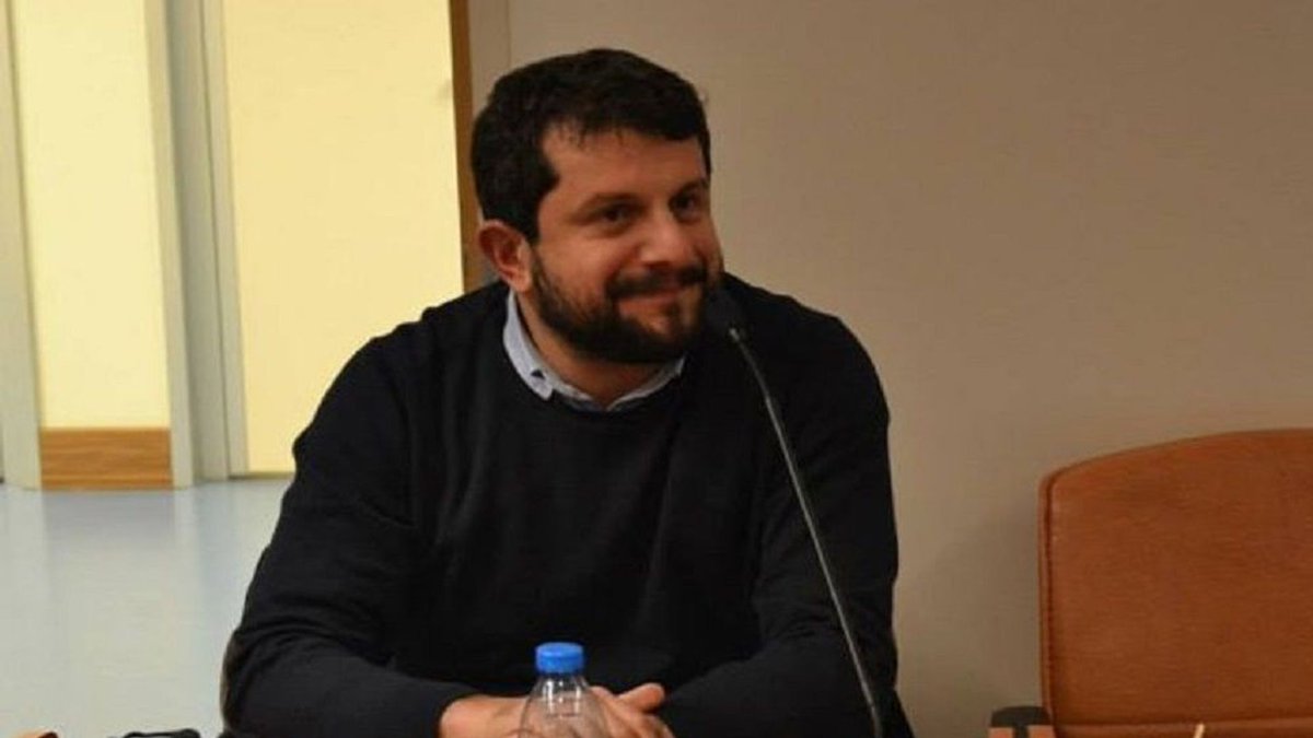 sendikaumut_'s tweet photo. Can Atalay 24 saatlik açlık grevinde!

Gezi Davası’nda 18 yıl hapis cezası verilen, 2022’den bu yana tutsak, Soma Katliamı başta olmak üzere birçok işçi ve toplumsal davanın avukatlığını üstlenen seçilmiş Hatay Milletvekili Can Atalay, TBMM’nin yeni yasama yılının başladığı 1 Ekim’de 24 saatlik açlık grevine başladı.

Atalay, Hatay halkının temsil hakkının teslim edilmesi ve Anayasa Mahkemesi kararlarının uygulanması talebiyle açlık grevinde.

AYM, Atalay hakkında iki kez hak ihlali kararı verdi ve kararlarının bütün kamu makamları açısından bağlayıcı olduğunu açıkça hükme bağladı.

Can Atalay’ın talepleri kabul edilsin. Can Atalay ve tüm devrimci tutsaklara özgürlük!