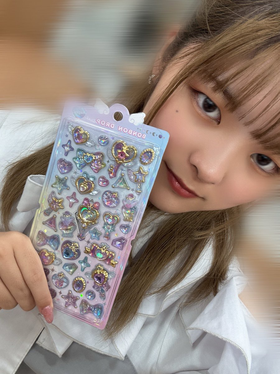 ars_puella_idol's tweet photo. 【大阪芸術大学 学園祭 2026 Main Stage Audition Project「MSAP」】
ある���ぷメンバーの日常を覗き見👀💜
本日のメンバーは
咲良🌸🪽@39ra_arspuella
可愛いシールに出会えた日♡
地元の友達とシール交換するのが大好き!by咲良
#arspuella #MSAP #あるすぷ絶対学祭出よーな https://t.co/awoypGbfAj