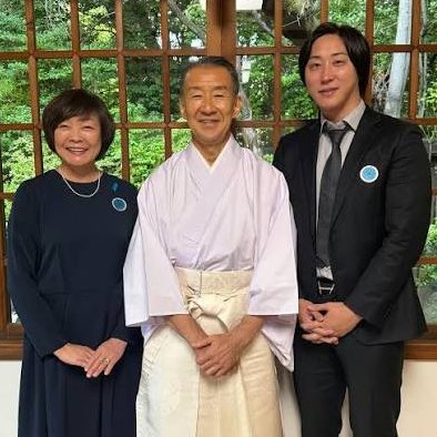 RougaiBarusan's tweet photo. 「絶対に捕まらない」ことで定評のある、森友学園名誉校長との記念撮影 https://t.co/y8CZtFT2hJ