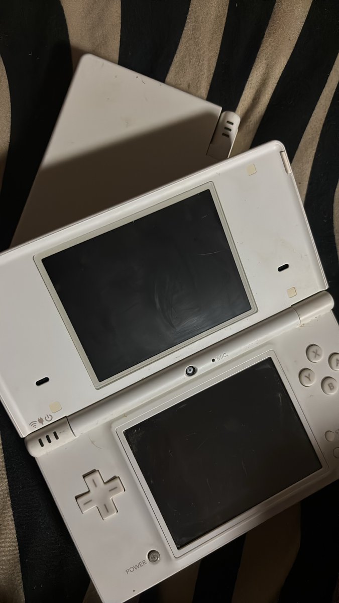 mm_oi_9's tweet photo. DSみつけたのに充電器見つかんなくておわた https://t.co/iQOOJADx9T