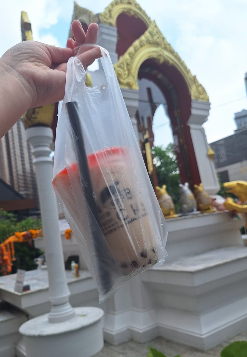 Bear34919049's tweet photo. มาไหว้แล้วววว 🥺
รู้สึกเย็นสบายมากพอฝนหยุดก็รีบลงมาไหว้ลย จ้องตาองค์ท่านไปก็บ่นไปนึกไปด้วยตั้งจิตแน่วแน่เหมืนบ่นให้พ่อแม่ฟัง เราทำตามพี่ๆในเน็ตด้วยนะคะที่ว่าให้กระซิบหนูไปฝากบอกองค์ท่าน 

ส่วนชานมก็ไม่รู้ซื้อที่ไหนไม่ได้มาอ่านป้ายเพราะฝนตกเลยซื้อแบรน์ดข้างล่างแบบหวานร้อย พอไหว้เสร็จก็ลาชานมไปให้พี่ๆแม่ค้าเองกับมือ อิ่มบุญอิ่มการขอพรสุดๆ