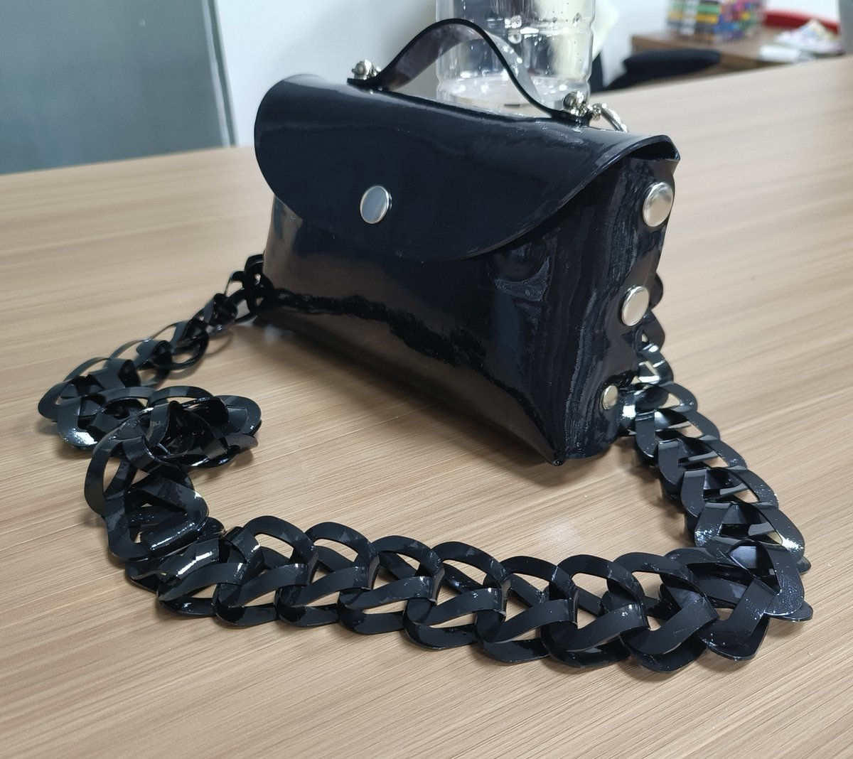 WNXThduole's tweet photo. 假期还没穿胶出门旅行？
节日福利抽奖正式上线

奖品：立体乳胶包包一只
开奖日期：10月8日

包包直达通道：https://t.co/hPZQLEF1tP https://t.co/fVOmdAYT5J