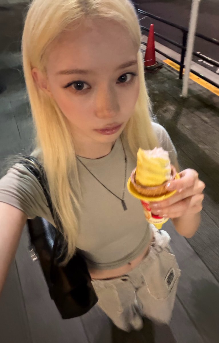 joyminjeong's tweet photo. i love her girlfriend selfies https://t.co/IeKdk4vjB9