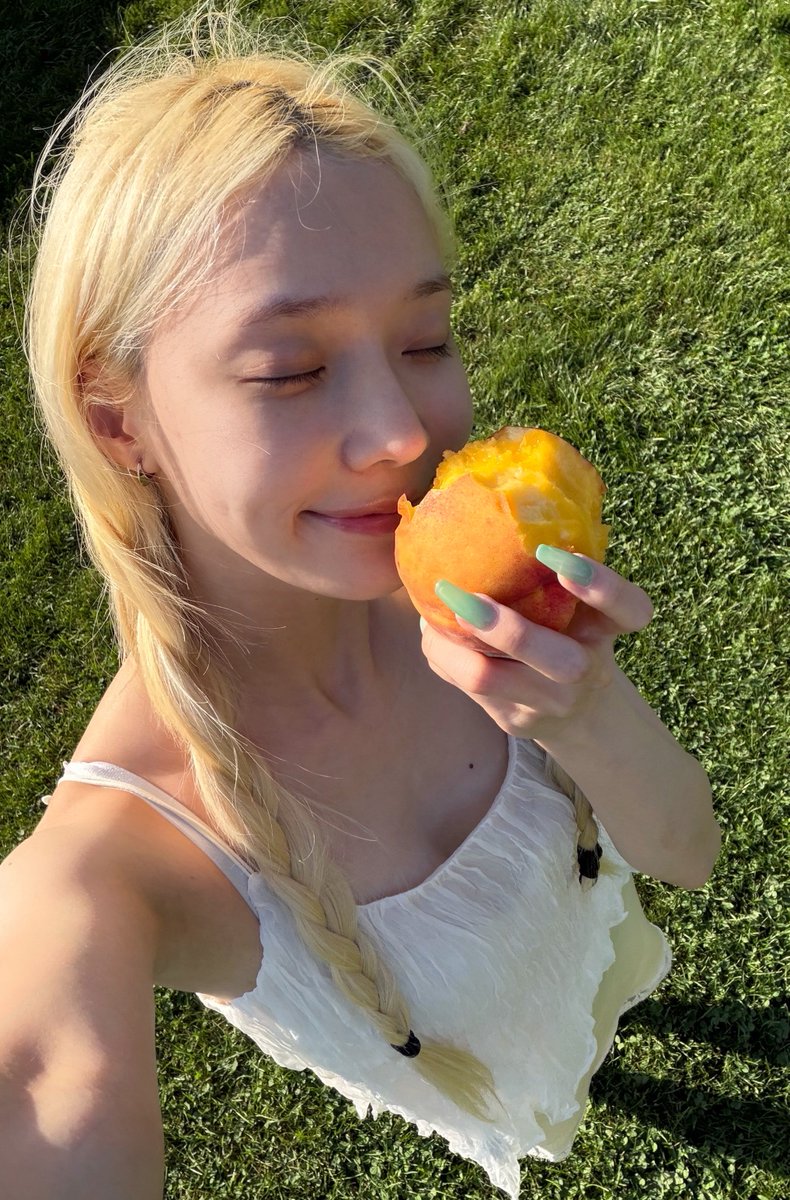 joyminjeong's tweet photo. i love her girlfriend selfies https://t.co/IeKdk4vjB9