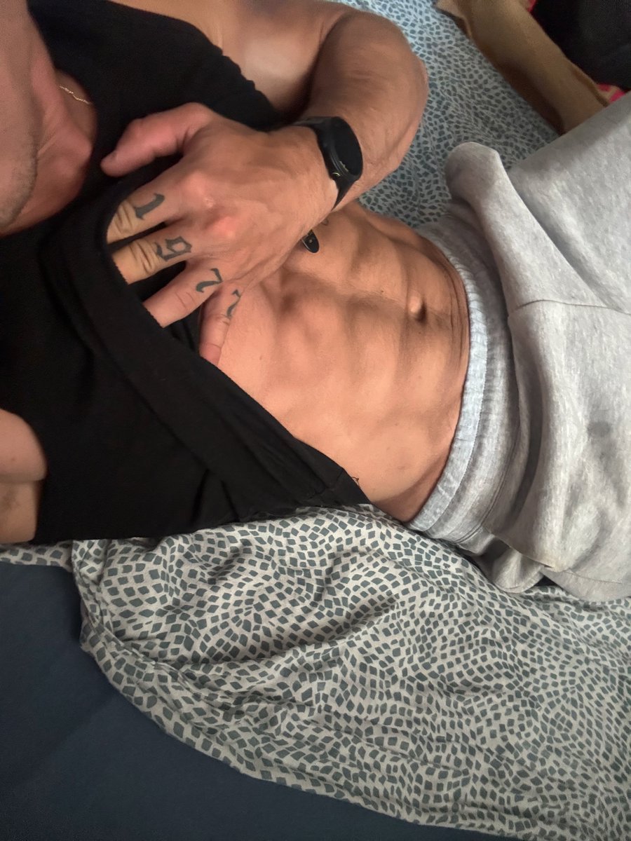 Cash_TREKS's tweet photo. Rate my ABS 1-10 https://t.co/zOs5nn5NsE