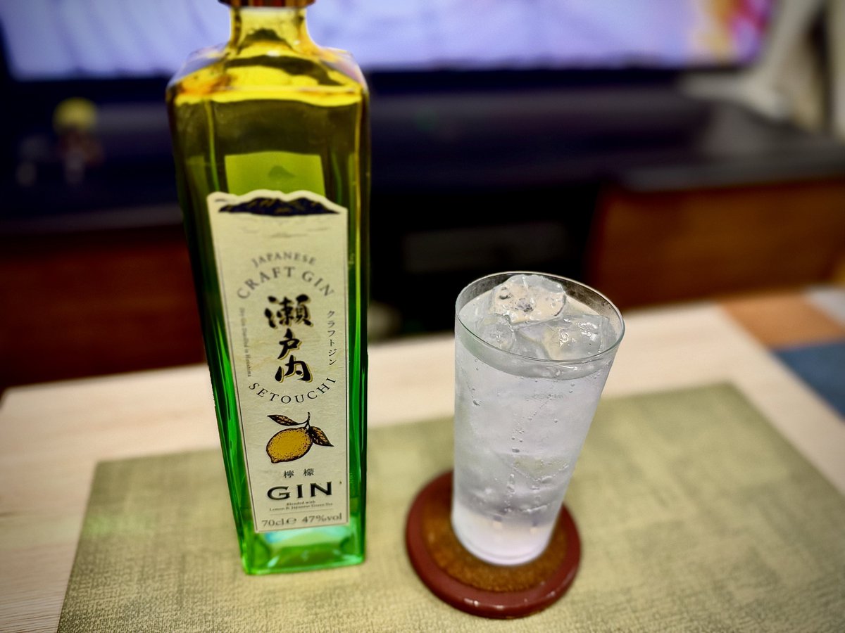 malt_and_time's tweet photo. 今日はアペリティフからスタート
(アペリティフと言いたいだけ←)

クラフトジン瀬戸内  檸檬
alc:47%
ジンソーダで😊

レモンの皮を感じるほろ苦いボタ��カルが爽やか🙌
緑茶も入ってるとか

ソーダで割るとレモンサワー風だけどドライな味でいくらでも飲める☺️

次は他のも試してみたいですね👀 https://t.co/Lk6hs3uUUC