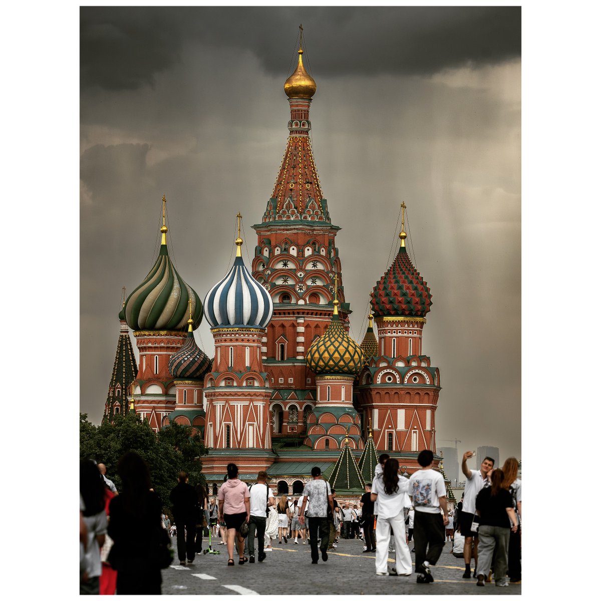 sali_donna's tweet photo. Moscow, Red Square. In a moment, heavy rain will begin. https://t.co/i6Np4cXu3U