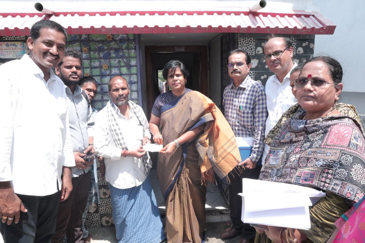collector_akp's tweet photo. రోలుగుంట మండలం కంచుగుమ్మలలో ఎన్టీఆర్ భరోసా పింఛన్లను జిల్లా కలెక్టర్ విజయ కృష్ణన్ లబ్ధిదారుల ఇంటి వద్దకే వెళ్లి పంపిణీ చేశారు. లబ్ధిదారుల యోగక్షేమాలు తెలుసుకుని, పింఛన్ల పంపిణీ సజావుగా జరిగేలా అధికారులను ఆదేశించారు. #VijayKrishnan #Anakapalli #NTRBharosa #Chodavaram #Rolugunta https://t.co/zhEs7YHGwL