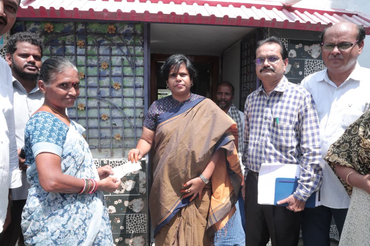 collector_akp's tweet photo. రోలుగుంట మండలం కంచుగుమ్మలలో ఎన్టీఆర్ భరోసా పింఛన్లను జిల్లా కలెక్టర్ విజయ కృష్ణన్ లబ్ధిదారుల ఇంటి వద్దకే వెళ్లి పంపిణీ చేశారు. లబ్ధిదారుల యోగక్షేమాలు తెలుసుకుని, పింఛన్ల పంపిణీ సజావుగా జరిగేలా అధికారులను ఆదేశించారు. #VijayKrishnan #Anakapalli #NTRBharosa #Chodavaram #Rolugunta https://t.co/zhEs7YHGwL