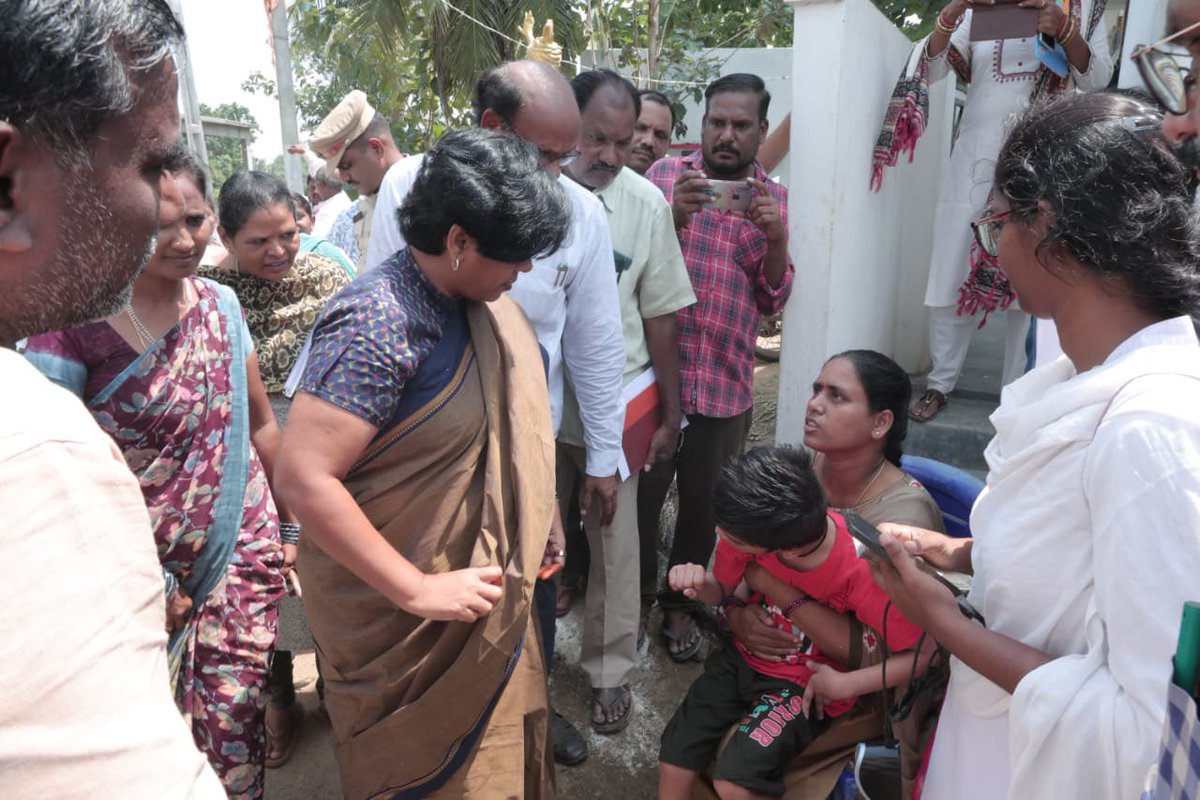 collector_akp's tweet photo. రోలుగుంట మండలం కంచుగుమ్మలలో ఎన్టీఆర్ భరోసా పింఛన్లను జిల్లా కలెక్టర్ విజయ కృష్ణన్ లబ్ధిదారుల ఇంటి వద్దకే వెళ్లి పంపిణీ చేశారు. లబ్ధిదారుల యోగక్షేమాలు తెలుసుకుని, పింఛన్ల పంపిణీ సజావుగా జరిగేలా అధికారులను ఆదేశించారు. #VijayKrishnan #Anakapalli #NTRBharosa #Chodavaram #Rolugunta https://t.co/zhEs7YHGwL