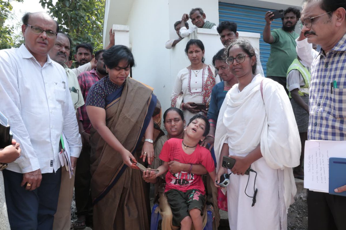 collector_akp's tweet photo. రోలుగుంట మండలం కంచుగుమ్మలలో ఎన్టీఆర్ భరోసా పింఛన్లను జిల్లా కలెక్టర్ విజయ కృష్ణన్ లబ్ధిదారుల ఇంటి వద్దకే వెళ్లి పంపిణీ చేశారు. లబ్ధిదారుల యోగక్షేమాలు తెలుసుకుని, పింఛన్ల పంపిణీ సజావుగా జరిగేలా అధికారులను ఆదేశించారు. #VijayKrishnan #Anakapalli #NTRBharosa #Chodavaram #Rolugunta https://t.co/zhEs7YHGwL