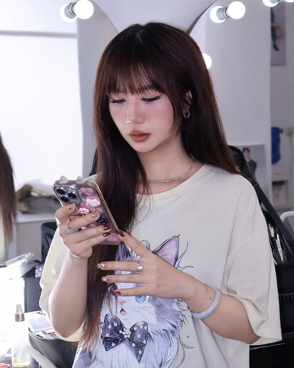 istanbul000000's tweet photo. Still doing makeup for my sister at 10:30 last night because she said she was traveling today and needed it done the night before. https://t.co/ovWhUIqJwQ