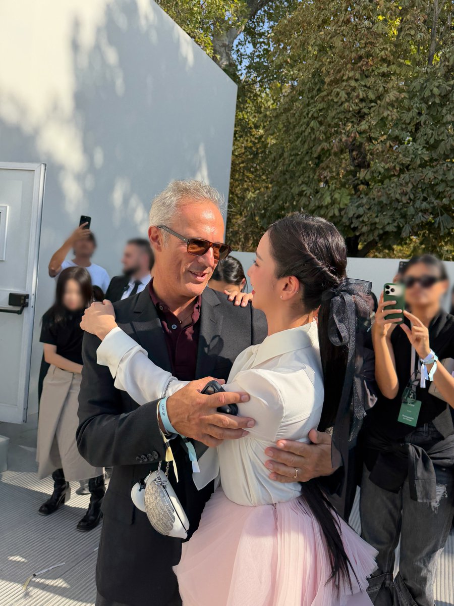 vitaminCneeded's tweet photo. JISOO &amp; Dior Family at Dior SS27 

• Olivier Bialobos [รองกรรมการผู้จัดการ]
• Jonathan Anderson [ผู้อำนวยการฝ่ายสร้างสรรค์]
• Peter Utz [ผู้อำนวยการฝ่าย Global PR]
• Stephen Jones [ผู้สร้างสรรค์เครื่องประดับผม] https://t.co/Uk0hfMw6b1