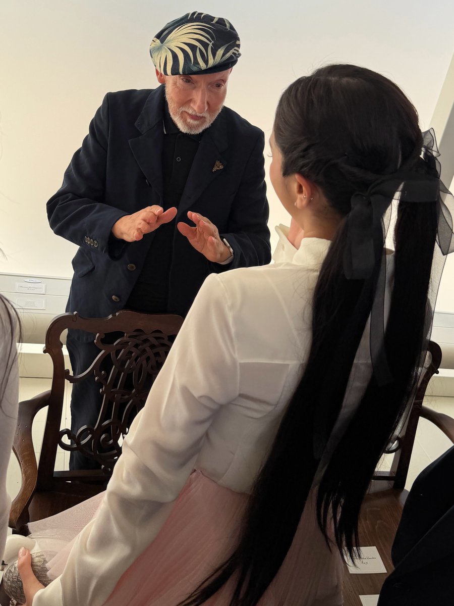 vitaminCneeded's tweet photo. JISOO &amp; Dior Family at Dior SS27 

• Olivier Bialobos [รองกรรมการผู้จัดการ]
• Jonathan Anderson [ผู้อำนวยการฝ่ายสร้างสรรค์]
• Peter Utz [ผู้อำนวยการฝ่าย Global PR]
• Stephen Jones [ผู้สร้างสรรค์เครื่องประดับผม] https://t.co/Uk0hfMw6b1