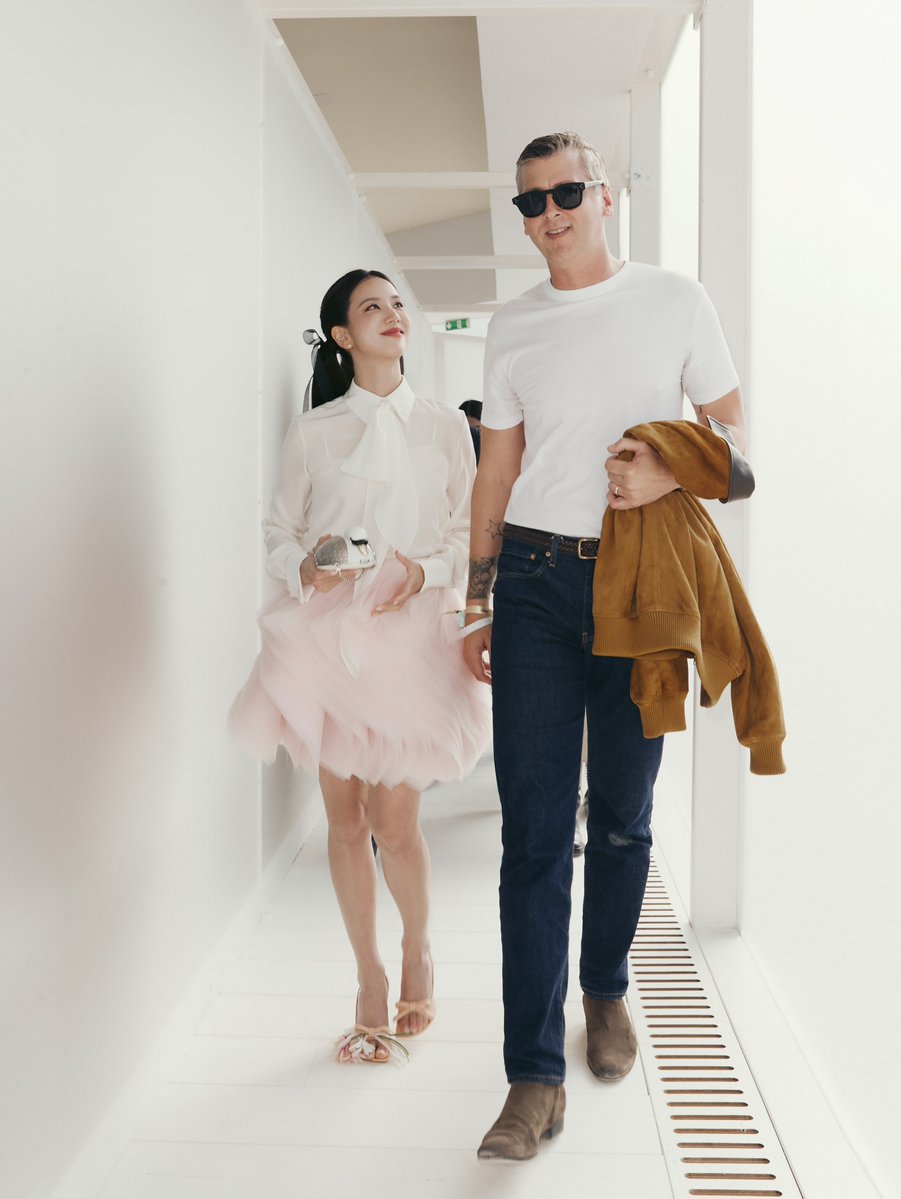 vitaminCneeded's tweet photo. JISOO &amp; Dior Family at Dior SS27 

• Olivier Bialobos [รองกรรมการผู้จัดการ]
• Jonathan Anderson [ผู้อำนวยการฝ่ายสร้างสรรค์]
• Peter Utz [ผู้อำนวยการฝ่าย Global PR]
• Stephen Jones [ผู้สร้างสรรค์เครื่องประดับผม] https://t.co/Uk0hfMw6b1