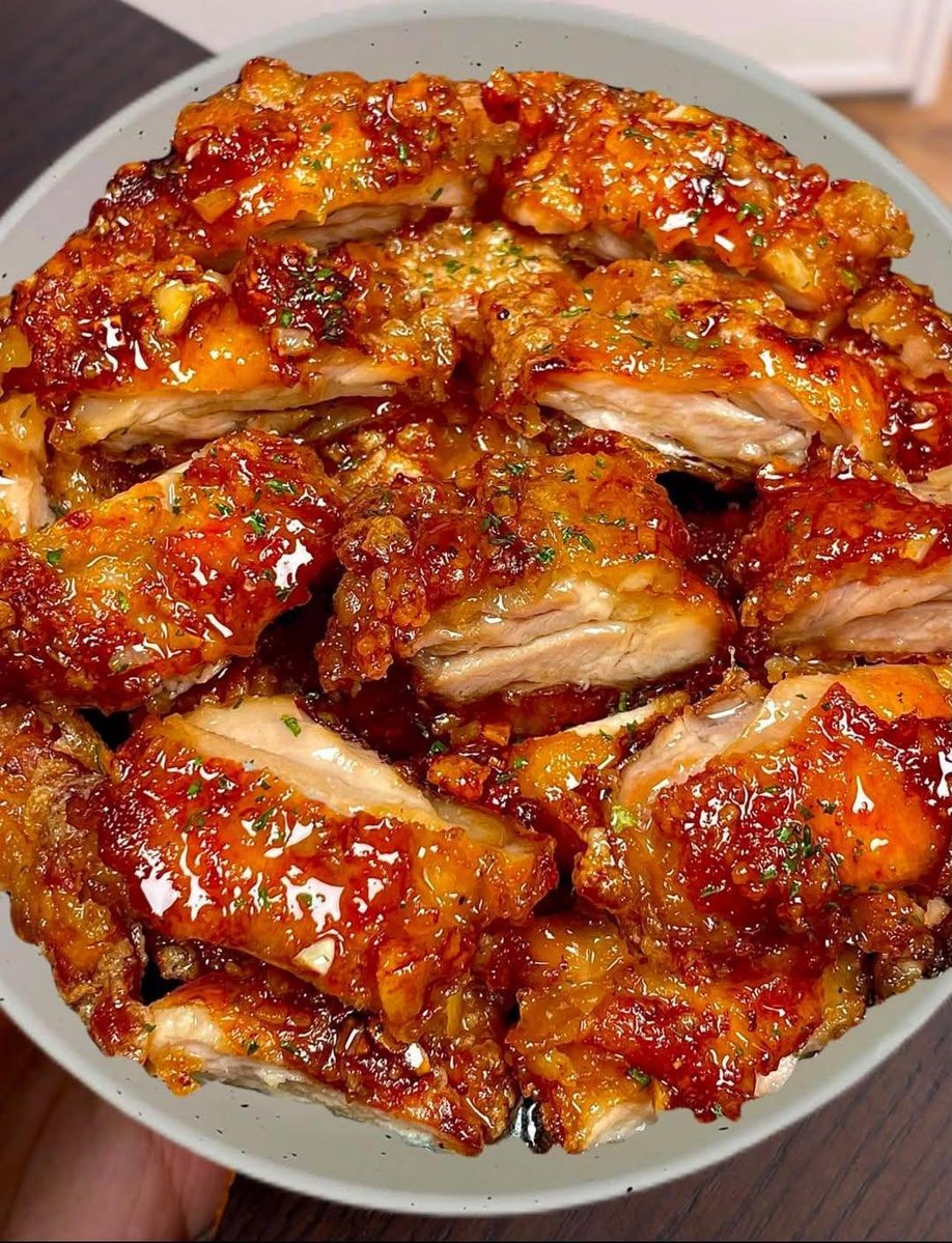 MissBronstein's tweet photo. GURIH, CRISPY, SAUSNYA NEMPEL SAMPAI KE SETIAP POTONGAN 🤌🏻 🤤 https://t.co/8YTPvSZKdY