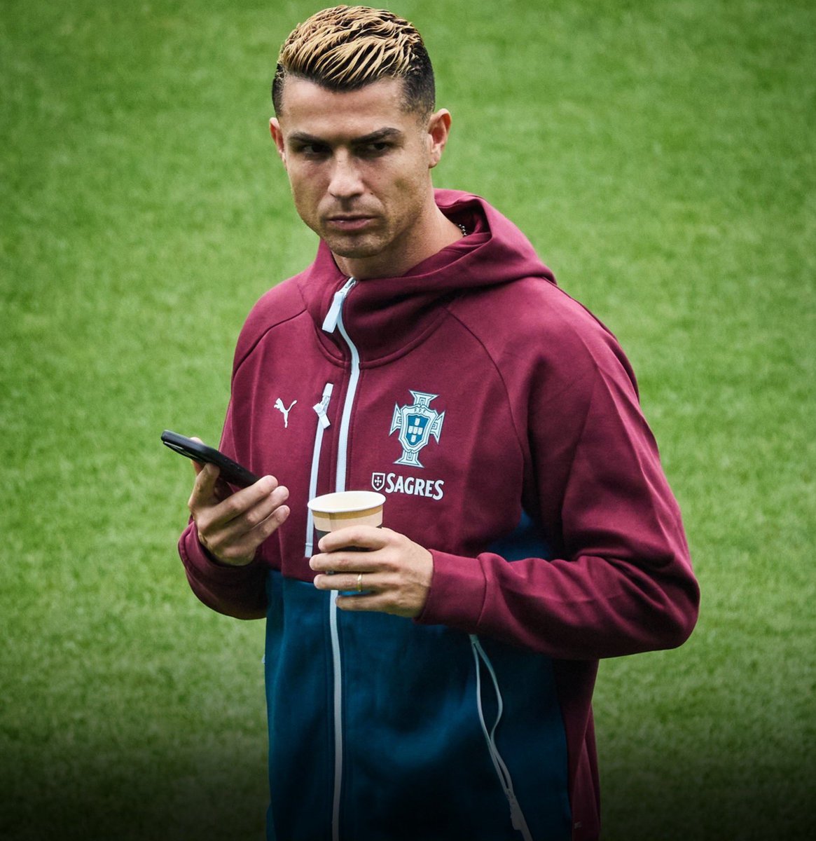 alexander04037's tweet photo. BREAKING: Cristiano Ronaldo announces he has LEFT PORTUGAL NATIONAL TEAM CAMP. 🇵🇹

“After the National Team coach’s press conference, and following a conversation with the President of the Portuguese Football Federation, I have decided to leave the National Team training camp”. https://t.co/1Znkiqw9OW
