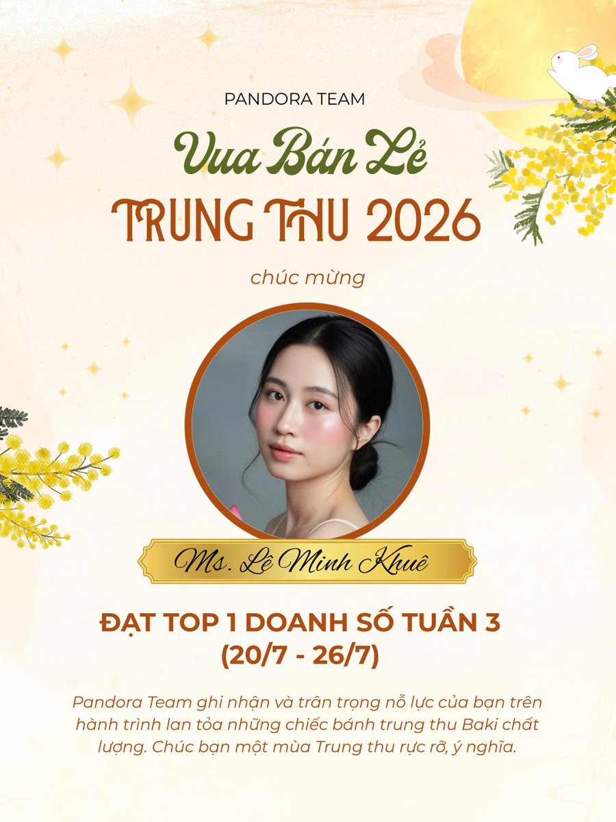 minhkhuelee's tweet photo. Mùa Trung thu đầu tiên “chập chững” bước chân vào nghề bán bánh của mình vậy là đã tạm khép lại, để lại cho mình những cột mốc bất ngờ và cũng nhiều cảm xúc!

Nhớ lại hồi cùng với team Honda trực chiến trong những thử thách bán hàng của thị trấn X, doanh số cá nhân của mình lúc ấy lẹt đẹt chỉ đủ để qua vòng, thậm chí còn được các anh chị bù đơn cho để đạt mức tối thiểu. Thế nên khi quyết định bán bánh trung thu với chị Thủy, mình vốn không đặt nặng mục tiêu gì lớn lao, chỉ nghĩ làm với tâm thế vui là chính, học hỏi là chủ yếu, coi như một công việc làm thêm nhẹ nhàng.

Nhưng rồi, chị Thủy đã thay đổi góc nhìn của mình. Chị bảo chị không nghĩ đó là việc làm thêm. Dù bản thân chị cũng có một công việc khác là kỹ sư xây dựng, nhưng với công việc bán hàng, chị vẫn dành cho nó thời gian, công sức và nó mang lại một nguồn thu nhập thực tế nên đối với chị, đó cũng là một công việc chính.

Câu nói ấy thức tỉnh mình. Công việc nào cũng là chính cả, miễn là khi đã chọn thì mình phải thực sự nghiêm túc làm. Và mình thực sự đã đặt trọn niềm tin vào sản phẩm, vào chất lượng và kiên trì suốt cả mùa.

Nhờ sự nghiêm túc và có lẽ cả một chút may mắn, mùa trăng đầu tiên này đã mang lại cho mình những trái ngọt vượt ngoài mong đợi. Nhưng điều đọng lại sâu nhất trong mình, thật ra, không chỉ là những con số hay danh hiệu mà còn là niềm tin từ những vị khách hoàn toàn xa lạ. Có người đặt một đơn rồi lại đặt thêm, có người đặt chưa kịp nhận hàng đã nhắn thêm một đơn khác để “ủng hộ em gái”, thân tình chẳng khác gì chị em trong nhà. Có người ban đầu chỉ nhắn hỏi thông tin về bánh, để rồi sau đó trò chuyện rôm rả như những người bạn lâu năm. Đó thực sự là những món quà vô giá, hơn bất kỳ bảng doanh số nào.

Tất nhiên, hành trình vỡ lòng này chưa bao giờ là một đường bằng phẳng lặng. Đã có những lần thót tim vì đơn hàng gặp sự cố, và hai chị em cũng đã cùng nhau "đóng học phí" qua không ít bài học để rút kinh nghiệm cho chặng đường dài.

Tuy nhiên, ở bài viết này mình xin phép được "sĩ diện" khoe khoang một chút 😆 những con số mà chính bản thân mình đôi khi cũng thấy ngợp: chiến thắng danh hiệu “Vua Bán Lẻ Trung Thu 2026” tuần 3 tháng 7 của team lớn gần 200 người; bài viết chia sẻ vui về hành trình “mang bánh trung thu qua hải quan Úc” bất ngờ cán mốc gần 100K lượt xem trên cộng đồng Threads – cũng là nơi mình được nhiều khách lạ biết đến hơn; và đặc biệt là đạt Top 1 doanh số của team nhỏ Horizon với tổng cộng 847 chiếc bánh bán ra trong cả mùa.

Có được con số trên chắc chắn là nhờ tất cả các khách hàng yêu quý đã tin tưởng mình. Và đặc biệt, em xin cảm ơn chị Thủy – người đã mất ăn mất ngủ để hỗ trợ hết sức cho những đơn hàng gấp gáp của em được đi đúng hẹn, cứ "về bờ" rồi lại "ra khơi" liên tục. Và em cảm ơn chị vì đã gặp chị và được nhận những món quà thật dễ thương từ chị 🥰 @BonnamiGifts 

Chặng đường phía trước chắc chắn vẫn còn dài, và mong rằng ở những trạm dừng tiếp theo, chị em chúng mình sẽ tiếp tục "xuôi chèo mát mái" hơn nữa kkk!