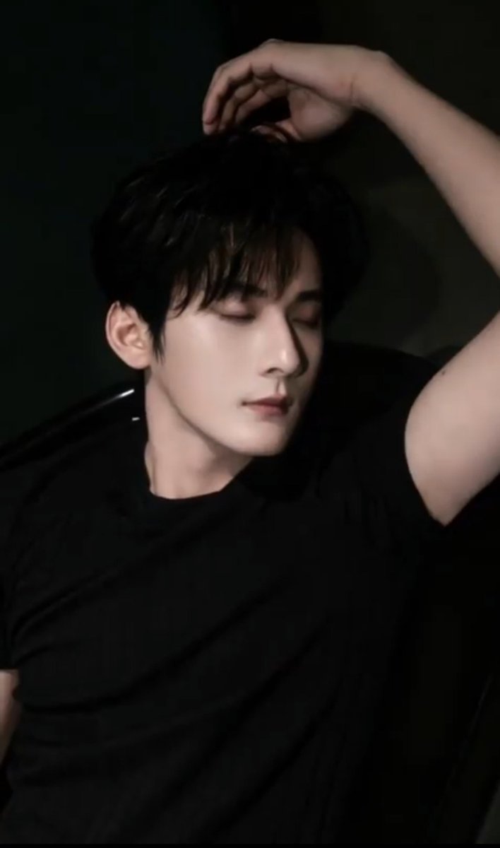 kaewmppmm's tweet photo. ปะป๊ากับเสิ้อดำพอดีตัวมันถูกต้องจริงๆ หล่อมากก 🥺 https://t.co/tR76P3JPYR