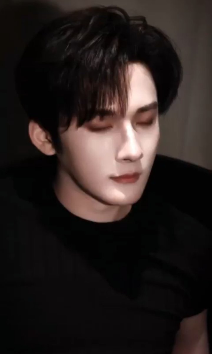 kaewmppmm's tweet photo. ปะป๊ากับเสิ้อดำพอดีตัวมันถูกต้องจริงๆ หล่อมากก 🥺 https://t.co/tR76P3JPYR