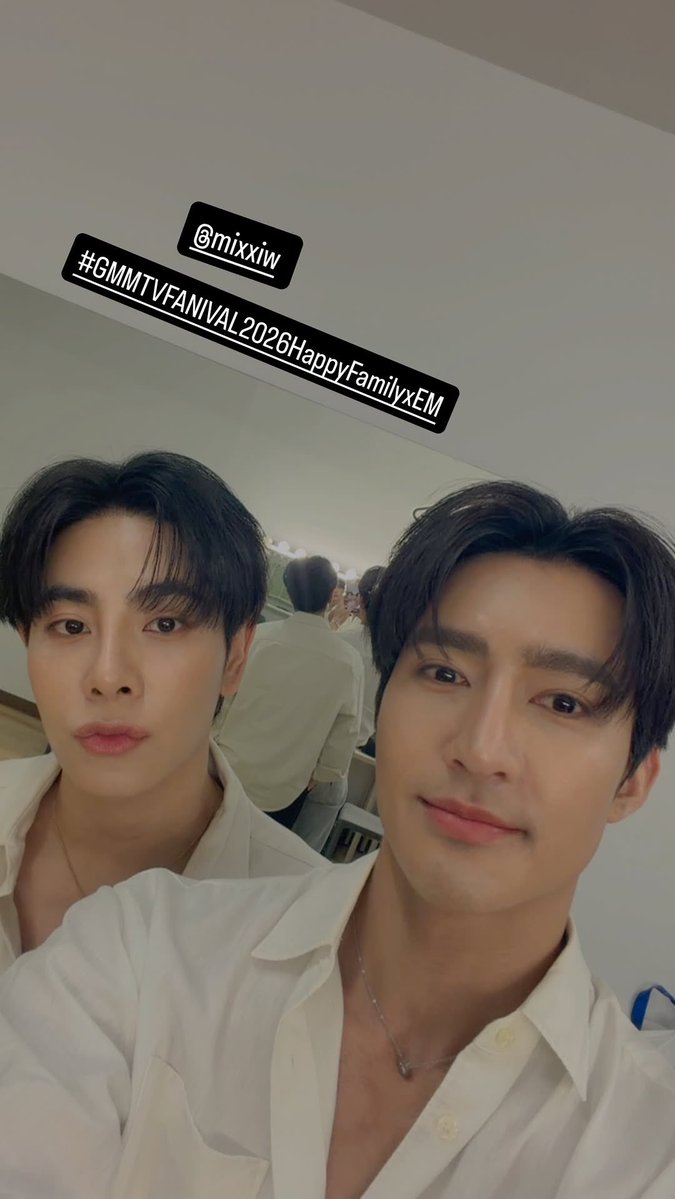 EarthOfficialFC's tweet photo. อยากเจอแล้วว แฟน ๆ มารอเจอมากมายเลยงับ 🤎❤️

IGs : theearthe 

EARTHMIX STW HAPPY FAMILY 
#GMMTVFANIVAL2026HappyFamilyxEM 
@Earth_Pirapat #EarthPirapat https://t.co/qBPK8sXRgx
