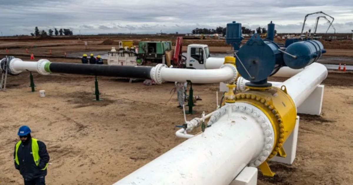 Cronistacom's tweet photo. TotalEnergies anunció inversiones por u$s 10.​000 millones en gas y petróleo: Milei eligió el nombre de uno de los proyectos dlvr.​it/TVkL0K https://t.co/BOTULi8q59
