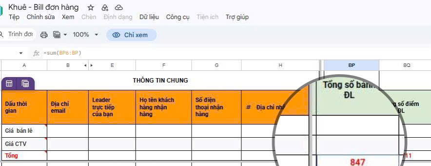 minhkhuelee's tweet photo. Mùa Trung thu đầu tiên “chập chững” bước chân vào nghề bán bánh của mình vậy là đã tạm khép lại, để lại cho mình những cột mốc bất ngờ và cũng nhiều cảm xúc!

Nhớ lại hồi cùng với team Honda trực chiến trong những thử thách bán hàng của thị trấn X, doanh số cá nhân của mình lúc ấy lẹt đẹt chỉ đủ để qua vòng, thậm chí còn được các anh chị bù đơn cho để đạt mức tối thiểu. Thế nên khi quyết định bán bánh trung thu với chị Thủy, mình vốn không đặt nặng mục tiêu gì lớn lao, chỉ nghĩ làm với tâm thế vui là chính, học hỏi là chủ yếu, coi như một công việc làm thêm nhẹ nhàng.

Nhưng rồi, chị Thủy đã thay đổi góc nhìn của mình. Chị bảo chị không nghĩ đó là việc làm thêm. Dù bản thân chị cũng có một công việc khác là kỹ sư xây dựng, nhưng với công việc bán hàng, chị vẫn dành cho nó thời gian, công sức và nó mang lại một nguồn thu nhập thực tế nên đối với chị, đó cũng là một công việc chính.

Câu nói ấy thức tỉnh mình. Công việc nào cũng là chính cả, miễn là khi đã chọn thì mình phải thực sự nghiêm túc làm. Và mình thực sự đã đặt trọn niềm tin vào sản phẩm, vào chất lượng và kiên trì suốt cả mùa.

Nhờ sự nghiêm túc và có lẽ cả một chút may mắn, mùa trăng đầu tiên này đã mang lại cho mình những trái ngọt vượt ngoài mong đợi. Nhưng điều đọng lại sâu nhất trong mình, thật ra, không chỉ là những con số hay danh hiệu mà còn là niềm tin từ những vị khách hoàn toàn xa lạ. Có người đặt một đơn rồi lại đặt thêm, có người đặt chưa kịp nhận hàng đã nhắn thêm một đơn khác để “ủng hộ em gái”, thân tình chẳng khác gì chị em trong nhà. Có người ban đầu chỉ nhắn hỏi thông tin về bánh, để rồi sau đó trò chuyện rôm rả như những người bạn lâu năm. Đó thực sự là những món quà vô giá, hơn bất kỳ bảng doanh số nào.

Tất nhiên, hành trình vỡ lòng này chưa bao giờ là một đường bằng phẳng lặng. Đã có những lần thót tim vì đơn hàng gặp sự cố, và hai chị em cũng đã cùng nhau "đóng học phí" qua không ít bài học để rút kinh nghiệm cho chặng đường dài.

Tuy nhiên, ở bài viết này mình xin phép được "sĩ diện" khoe khoang một chút 😆 những con số mà chính bản thân mình đôi khi cũng thấy ngợp: chiến thắng danh hiệu “Vua Bán Lẻ Trung Thu 2026” tuần 3 tháng 7 của team lớn gần 200 người; bài viết chia sẻ vui về hành trình “mang bánh trung thu qua hải quan Úc” bất ngờ cán mốc gần 100K lượt xem trên cộng đồng Threads – cũng là nơi mình được nhiều khách lạ biết đến hơn; và đặc biệt là đạt Top 1 doanh số của team nhỏ Horizon với tổng cộng 847 chiếc bánh bán ra trong cả mùa.

Có được con số trên chắc chắn là nhờ tất cả các khách hàng yêu quý đã tin tưởng mình. Và đặc biệt, em xin cảm ơn chị Thủy – người đã mất ăn mất ngủ để hỗ trợ hết sức cho những đơn hàng gấp gáp của em được đi đúng hẹn, cứ "về bờ" rồi lại "ra khơi" liên tục. Và em cảm ơn chị vì đã gặp chị và được nhận những món quà thật dễ thương từ chị 🥰 @BonnamiGifts 

Chặng đường phía trước chắc chắn vẫn còn dài, và mong rằng ở những trạm dừng tiếp theo, chị em chúng mình sẽ tiếp tục "xuôi chèo mát mái" hơn nữa kkk!