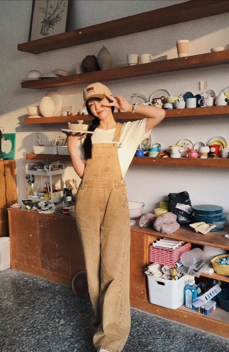 VictoriaAdohma's tweet photo. Sorting old items this weekend! Got 2 vintage books, a cute ceramic bowl and a few unused mugs ready for new homes. Less clutter, more joy https://t.co/rsc9IT7uMD