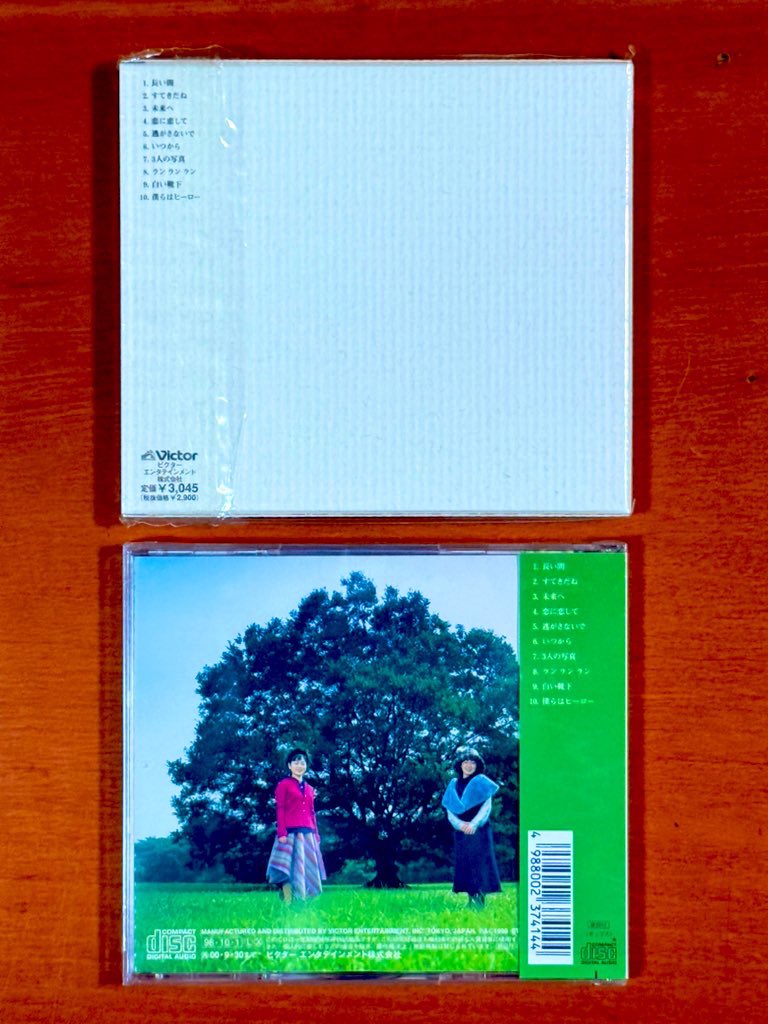 astromaniax26's tweet photo. 本日で発売から28年!
1998年10月1日 発売
【長い間 〜キロロの森〜/Kiroro】
告知ポスターと
CD(初回盤と通常盤)
オリコン最高1位
売上枚数 114万枚
大ヒット「長い間」「未来へ」などを収録♪
#Kiroro
#長い間
#未来へ
#1stアルバム
#ビクター
#ポスターとCD https://t.co/LDQL7XTime
