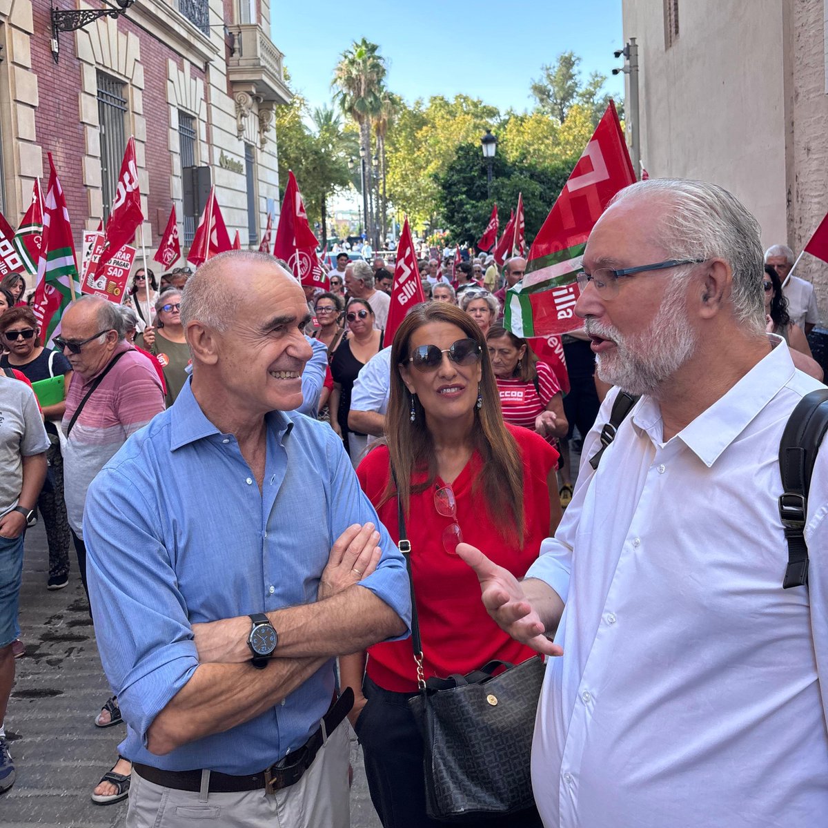 antoniomunozsev's tweet photo. Hoy he acompañado a las personas mayores y pensionistas de Sevilla en sus reivindicaciones.

Pensiones dignas, buenos cuidados, atención a la dependencia y medidas contra la soledad no deseada y el edadismo.   

Y desde Sevilla también hay que actuar: recuperar un verdadero Plan de Ciudad para las Personas Mayores, con medidas barrio a barrio para garantizar autonomía, participación y cuidados.  

Porque no necesitan homenajes un día al año. Necesitan derechos todos los días.