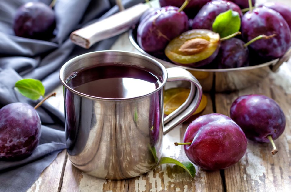 9f598_795's tweet photo. [A funny day with my family, aunt picked fresh plums then I filtered them, got clean manganese-rich plum juice, poured into a small嫡 cup, the嫡 scent made my whole room quiet and nice!] https://t.co/bQWZRi7B62